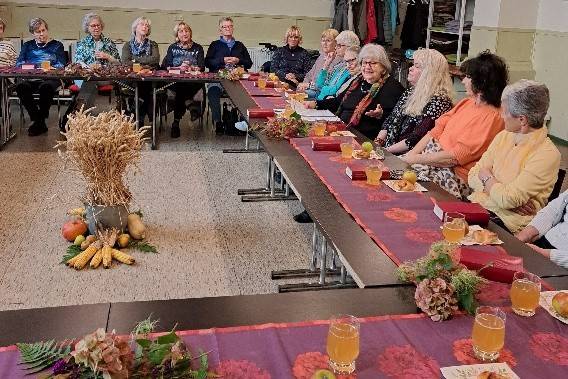 Der Frauengesprächskreis hört einen Vortrag