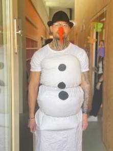 Ein Mann verkleidet als Schneemann