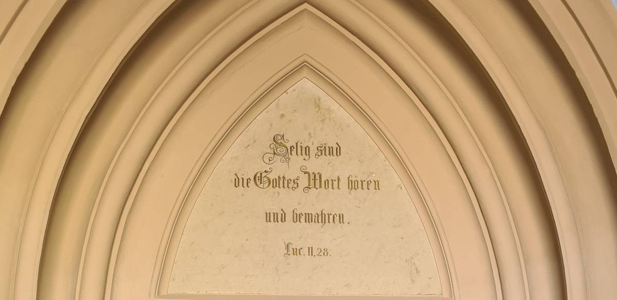 Bild von der Inschrift über dem Eingang der Erlöserkirche