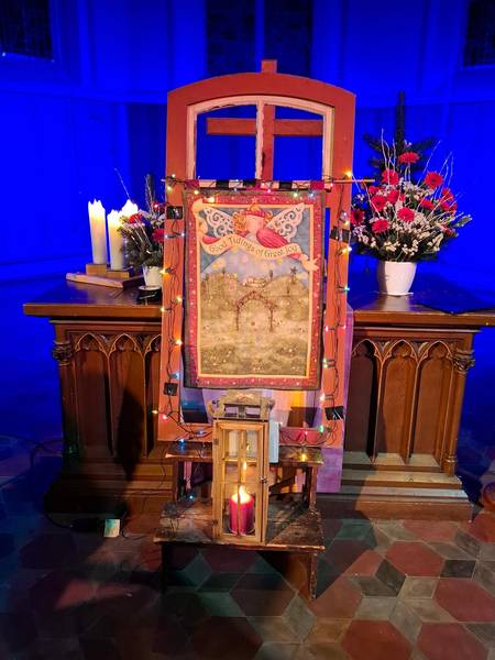 1. Adventsfenster in der Erlöserkirche